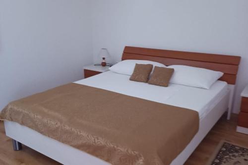 Apartments with parking space Supetar, Brac - 24499