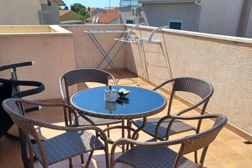 Apartments with parking space Supetar, Brac - 24499