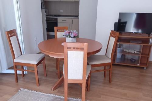 Apartments with parking space Supetar, Brac - 24499