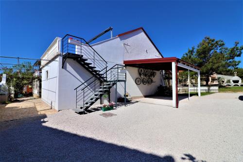 Apartments with parking space Vir - 25442