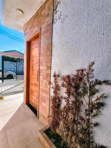a wooden door on the side of a building at Lofts Baronesa in São José dos Campos
