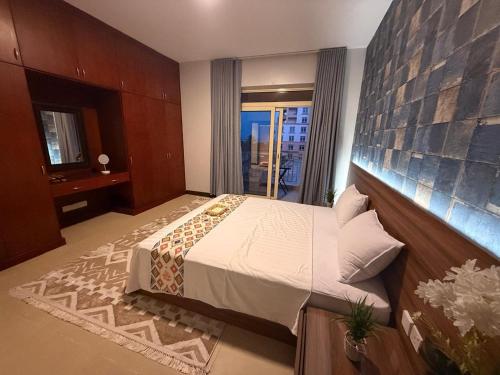 a hotel room with a bed and a window at كيان ايقونة الشاطئ ｋａｙａｎ in King Abdullah Economic City