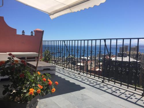 een balkon met uitzicht op de oceaan bij Casona Valpo in Valparaíso