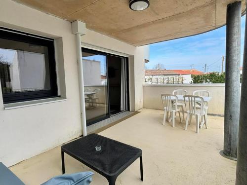 Appartement avec balcon, 1 chambre, piscine, jacuzzi, parking privé, accès direct plage et commerces - FR-1-194-221