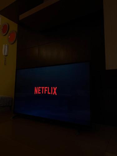 Sunshine Place tesisinde bir televizyon ve/veya eğlence merkezi
