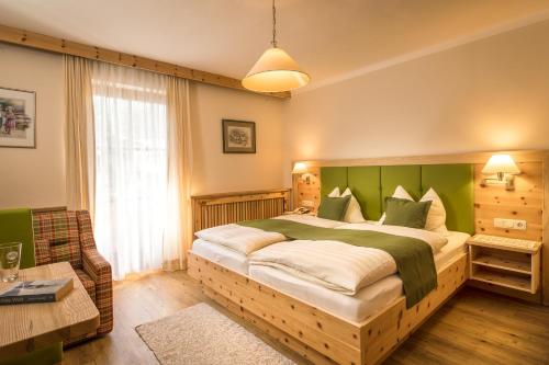 Postel nebo postele na pokoji v ubytování Gasthof Murtalerhof