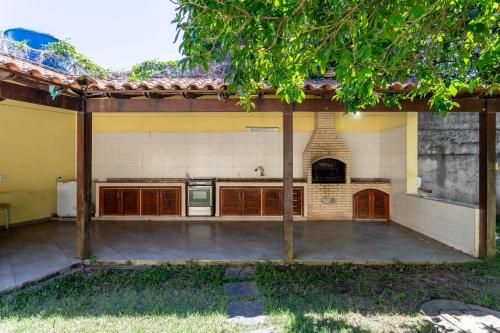 a kitchen in a house with at Chacara Morada do Sol com Piscina e Churrasqueira in Sepetiba