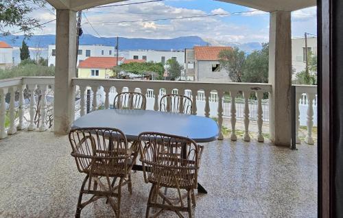 2 Bedroom Cozy Apartment In Slatine