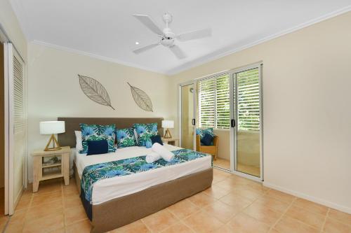 Postel nebo postele na pokoji v ubytování Cayman Villas Port Douglas