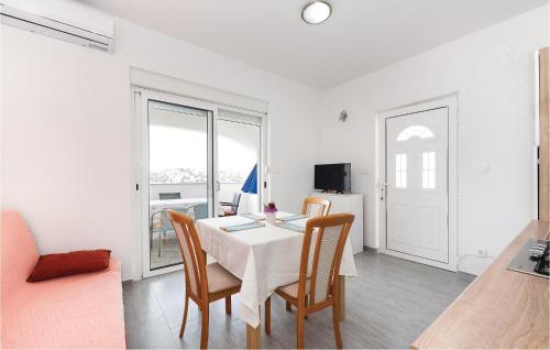 2 Bedroom Stunning Apartment In Rogoznica