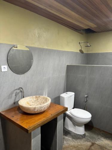 a bathroom with a sink and a toilet at The Sunrise Point in Katiet
