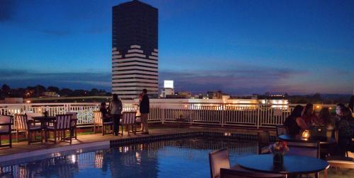 a pool on the roof of a building at night at Mercure Sao Jose dos Campos in São José dos Campos