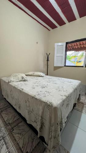 a bedroom with a large bed with a striped ceiling at Dunas Bar&Hotel in Canoa Quebrada