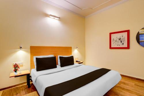 a bedroom with a large bed in a room at OYO Townhouse Singapore Mall Formerly Hotel Sunshine in Lucknow