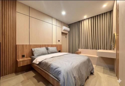 a bedroom with a large bed and a bath tub at Hendi Homestay E No 8 Puriloka1 in Batam Center
