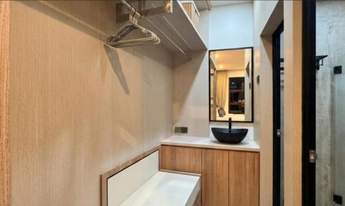 a bathroom with a black sink and a mirror at Hendi Homestay E No 8 Puriloka1 in Batam Center