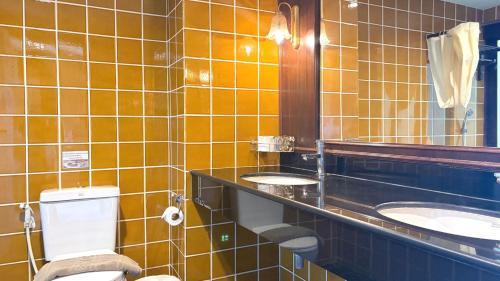 a bathroom with two sinks and a toilet at Sunday Wongamat Privacy Pattaya in North Pattaya