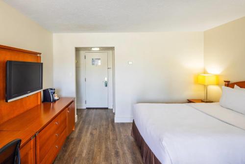 Llit o llits en una habitació de Quality Inn Rouyn-Noranda