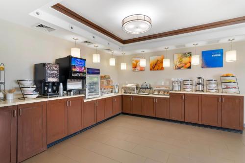 a fast food restaurant with a cashierasteryasteryasteryasteryasteryasteryasteryastery at Comfort Inn Manchester Airport in Manchester