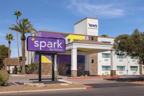 a parking sign in front of a hotel at Spark by Hilton Tucson Reid Park in Tucson