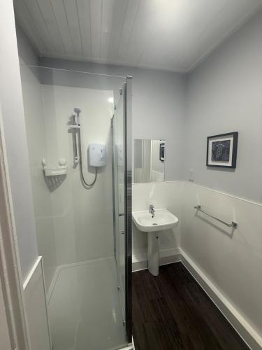 ein weißes Badezimmer mit Dusche und Waschbecken in der Unterkunft Peterhead contractor accommodation in Peterhead