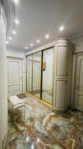 an empty room with a large glass window and a room with a floor at Elit BonRe in Romny