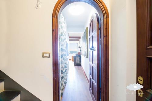 a hallway with an archway leading to a room at La cabina del capitano in Bogliasco