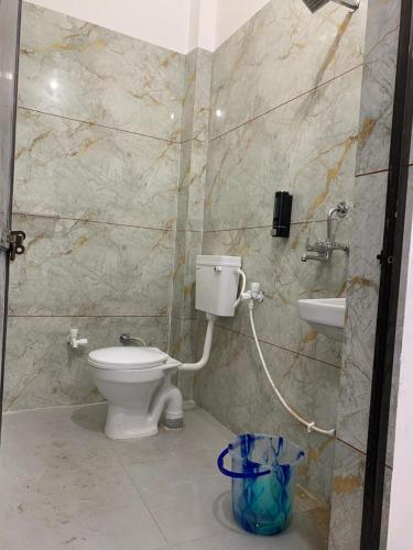a bathroom with a toilet and a sink at Baloonrooms in Gorakhpur