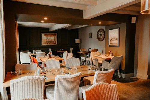 ein Esszimmer mit Tischen und Stühlen in der Unterkunft The Boot at Melbourne in Derby