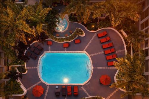 an overhead view of a swimming pool at a resort at Modern 1 & 2 Bedroom Apartments Near Venice & MDR with Pool Gym & Cinema in Los Angeles