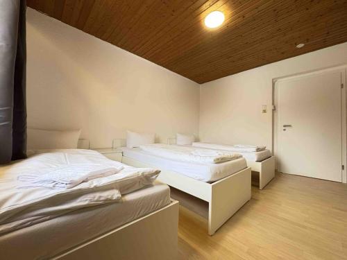 a room with two beds and a mirror at TEU101 komfortable Monteurwohnung in Teublitz