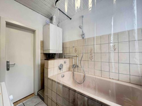 a bathroom with a shower and a bath tub at TEU101 komfortable Monteurwohnung in Teublitz