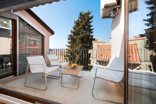 Bellevue - two bedroom apartment with terrace and private garage