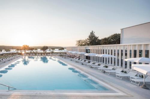 a pool on the roof of a hotel at Hotel Park Punat managed by Falkensteiner in Punat