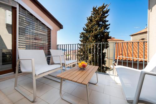 Bellevue - two bedroom apartment with terrace and private garage