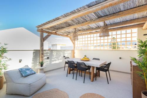 Kotsifi Stays - Cozy 2BR with Rooftop Terrace!
