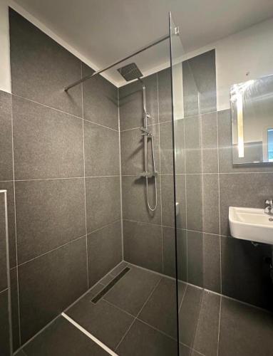 ein Badezimmer mit Dusche und Waschbecken in der Unterkunft Apart Halver in Halver
