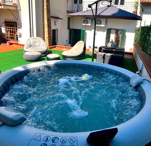 a person swimming in a hot tub in a backyard at Empoli Charm in Empoli