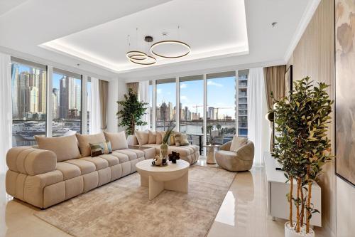 FIRST CLASS 3BR Beachfront Bliss with Palm Views