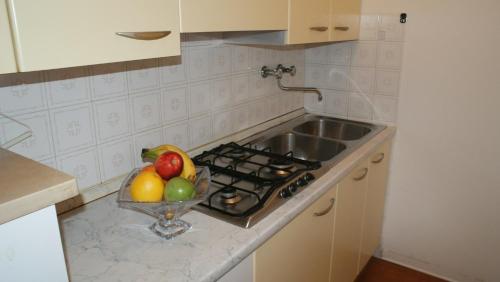 eine Schale Obst auf einer Theke in einer Küche in der Unterkunft Studio in Lido di Jesolo 24796 in Lido di Jesolo
