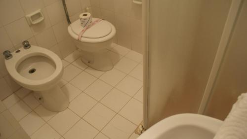 ein Bad mit einem WC und einem Bidet in der Unterkunft Studio in Lido di Jesolo 24796 in Lido di Jesolo