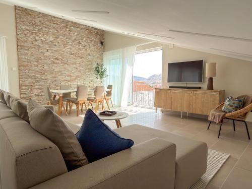 KIANA - Apartment Baska mit Dachterrasse, Meerblick sowie große Poolarea