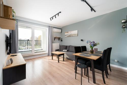 Wola Obozowa Spacious Apartment by BookingHost