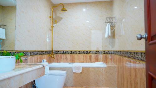 a bathroom with a toilet and a sink at Lan Chau Luxury Hotel in Cửa Lô