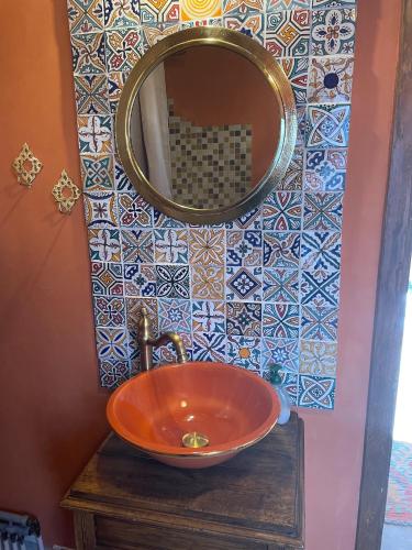 un lavandino del bagno con uno specchio su una parete di One Room Bed & Breakfast a Skänninge