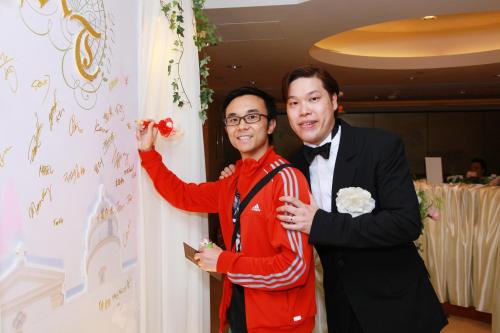 two men standing next to each other in front of a wall at "包棟首選" - 沖繩讀谷4房獨棟別墅 - 最多10人 - 家庭友善 - 價錢已包括4位旅客 in Yomitan