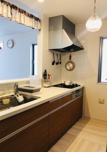 a kitchen with a sink and a counter top at "包棟首選" - 沖繩讀谷4房獨棟別墅 - 最多10人 - 家庭友善 - 價錢已包括4位旅客 in Yomitan