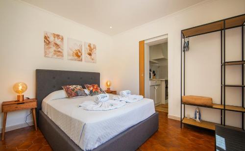a bedroom with a bed with two towels on it at Quinta Silvestre in Bensafrim