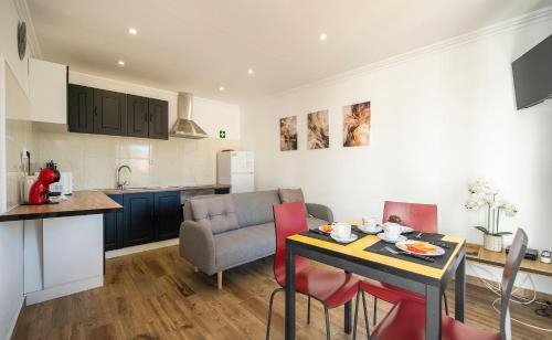 a kitchen and dining room with a table and chairs at Quinta Silvestre in Bensafrim