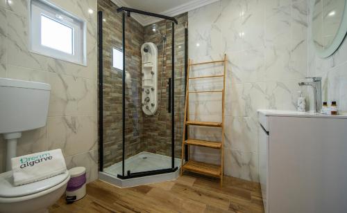 a bathroom with a shower and a toilet at Quinta Silvestre in Bensafrim
